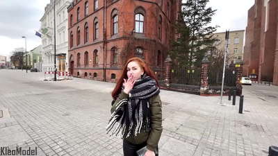 Олон нийтийн пикап: үзэсгэлэнт охин iPhone-ийн төлөө галзуурч, хөхөнд нь булцуулав. CleoModel